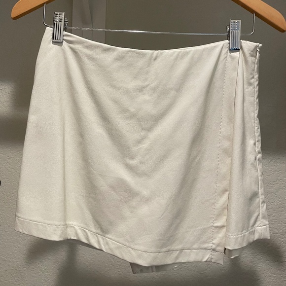 TCEC Dresses & Skirts - White faux leather skort, size small